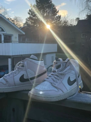 Air Jordan 1 Rosa   - Air Jordan 1 Rosa (Mid) storlek 40,5. Köpta här på Plick men kommer inte längre till användning🩷Ingen crease eller slitage men något smutsig sula. ☺️ Köpta för 2000kr, nypris ca 2000kr