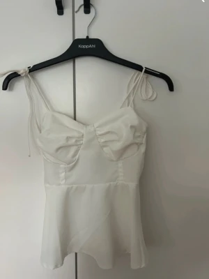 Vit topp  - Vit Zara liknande topp, köpt på  Vinted men kommer ej till användning längre💕 Fråga för fler bilder😊