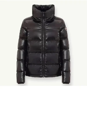 Svart pufferjacka från Colmar - Säljer en svart, glansig pufferjacka från Colmar Originals med hög krage och dragkedja framtill. Jackan har quiltad design och långärmade ärmar, perfekt för kalla dagar. Materialet är syntet och jackan har en cool, modern look. den är köpt förra året 