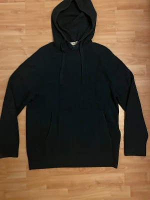 Kashmir hoodie - Jättefin och exklusiv marinblå COS-hoodie i 100% kashmir. Oanvänd pga att den är för stor för mig. Xs relaxed fit, nypris 2200