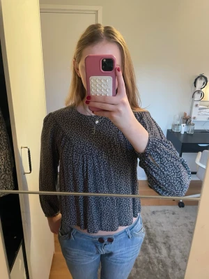 Blommig topp  - Supersöt blommig topp fem pepe jeans. Använd fåtal gånger och i superbra skick. Storlek xs