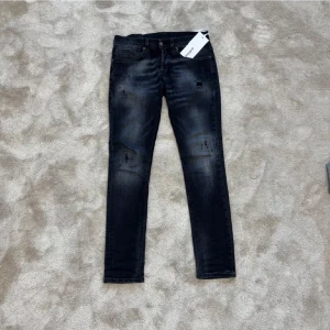 Dondup jeans  - Dondup George. Mycket bra skick! Storlek 31. Kan gå ned i pris vid snabb affär.