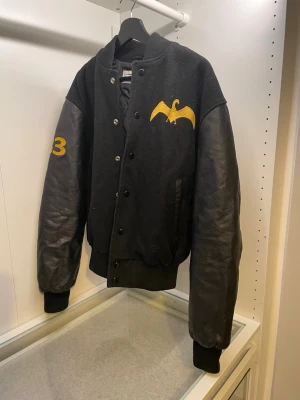 Maskinen Crew Jacka - Jacka / Merch - Maskinen. Såldes som begränsat antal, nummer 83. Knappt använd. Inköpt omkring 2013.   Storlek M - lite kort på mig och jag är 185 cm (kille).