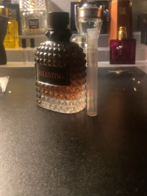 Valentino born in Roma coral fantasy 5 ml - Snygg parfym från Valentino, perfekt för dig som vill ha något exklusivt i samlingen. Medföljer en praktisk testflaska för enkel användning. Volym och ingredienser framgår ej på bilderna.