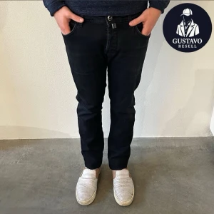 JACOB COHEN JEANS - Tjena. Jacob Cohen jeans i extremt fint skick utan tecken på användning och använda få gånger. Nypris: 5499 kr. Modell 622, vilket är slim fit (den mest populära modellen). Tveka inte på att ställa frågor! 😊