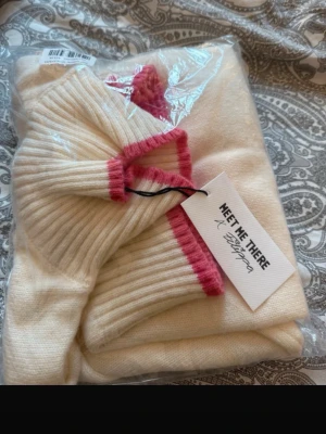 Vit polotröja med rosa detaljer Meet Me There - Superfin vit cool polotröja från Meet Me There!! Köpt på vinted, (hennes bilder) men passade inte. Men den är helt ny med prislapp kvar och aldrig använd bara testad! Om ni vill ha fler egna bilder eller undrar något så hör av er 💕💕 