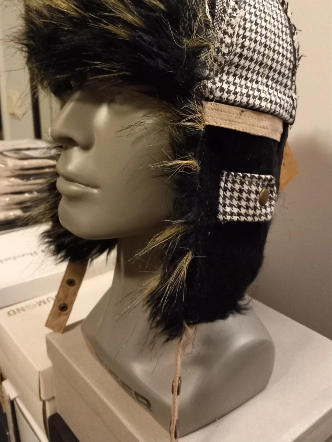 Svart och beige pälsmössa med hundtandsmönster - Storlek S - 1