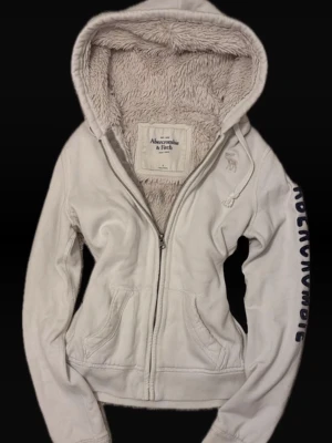 Abercrombie&fitch  - Säljer en fluffig Abercrombie&fitch zip up. Har några få fläckar som syns på bilderna, men annars i väldigt bra skick! Sitter normalt som en M men passar mig bra som har xs och s.
