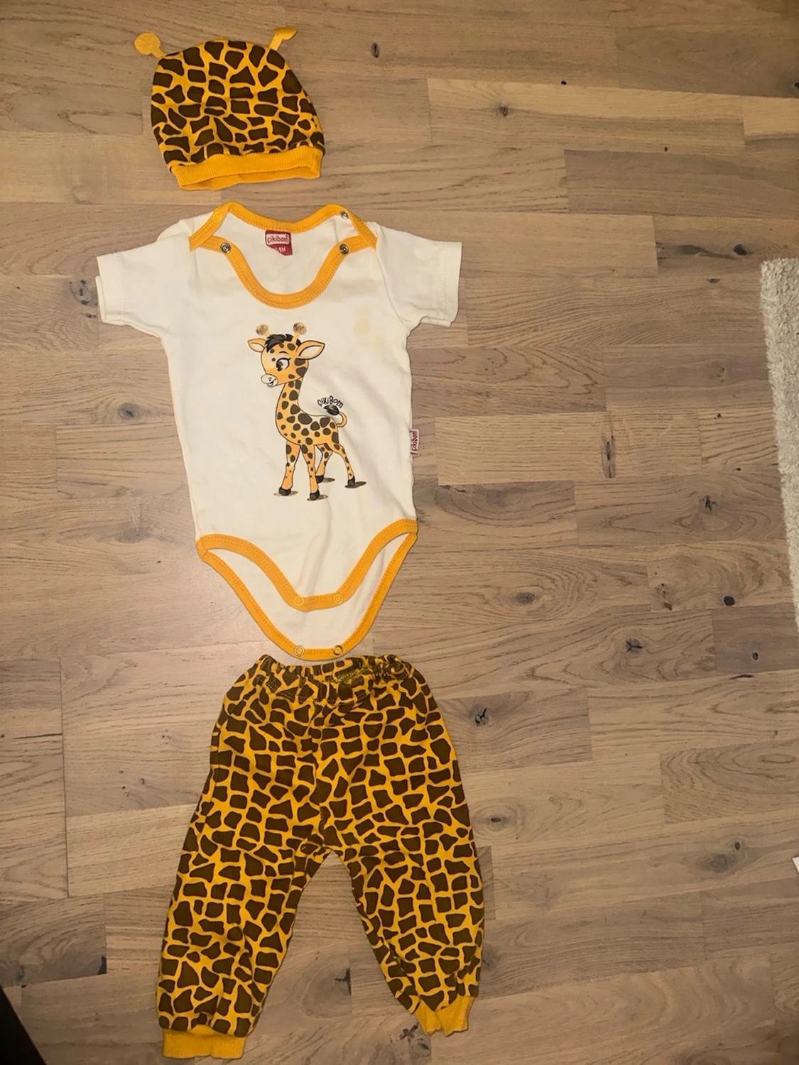 Gul och brun giraffmönstrad babyväst Giraff Set - Body, Byxor och Hatt - 1