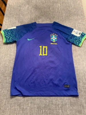 Neymar #10  - Säljer en Brasilien Landslagströja från VM 2022. Neymar Jr på ryggen #10. Vid snabb affär är priset diskuterbart. 
