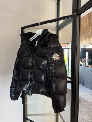 Moncler Himalaya svart - Säljer nu min fina Moncler Himalaya svart i strl 4. Samma som Maya bara att loggan är större. bvsa 