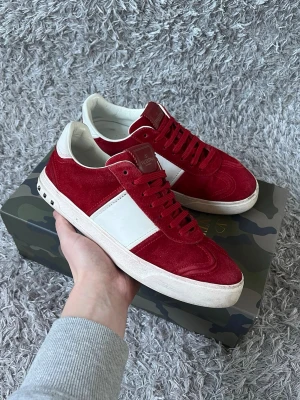 Valentino Flycrew  - Säljer ett par sköna Flycrews i röd mocka! | väldigt fint skick syns lite på mockan att de är använda någon gång och en nit har lossnat! | Kommer med låda och dustbags! | Ställ gärna frågor innan du köper!