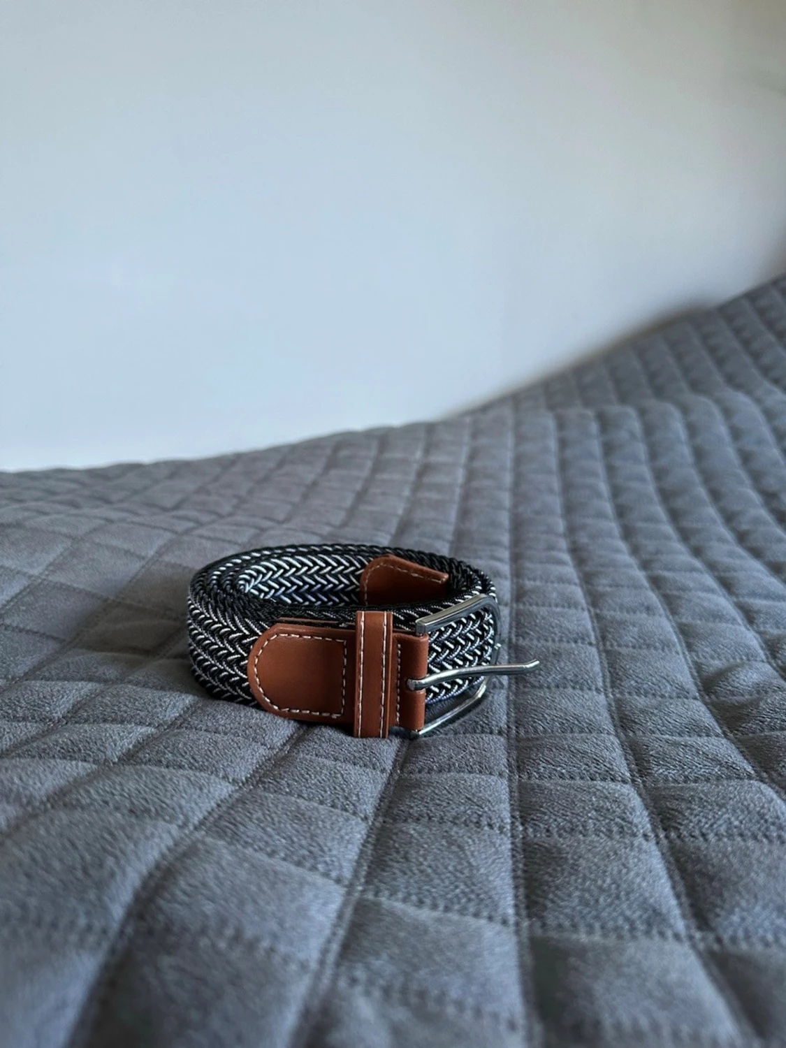 Svartvit flätad bälte