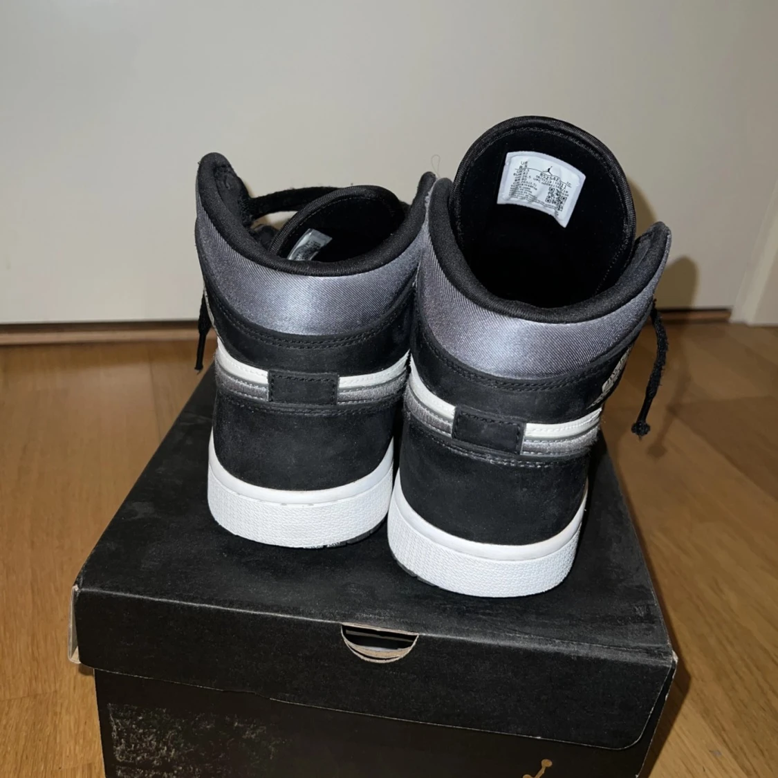 Jordan 1 Mid Satin Grey - 91