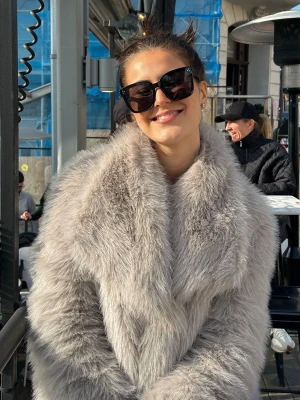 Ljusgrå pälsjacka med bred krage - Som ny, Knappt använd! Säljer denna fina superfluffig ljusgrå pälsjacka med bred krage. Väldigt varm och go, som man även kan knäppa ihop om man vill, knapparna är i samma färg som pälsen och syns inte. 