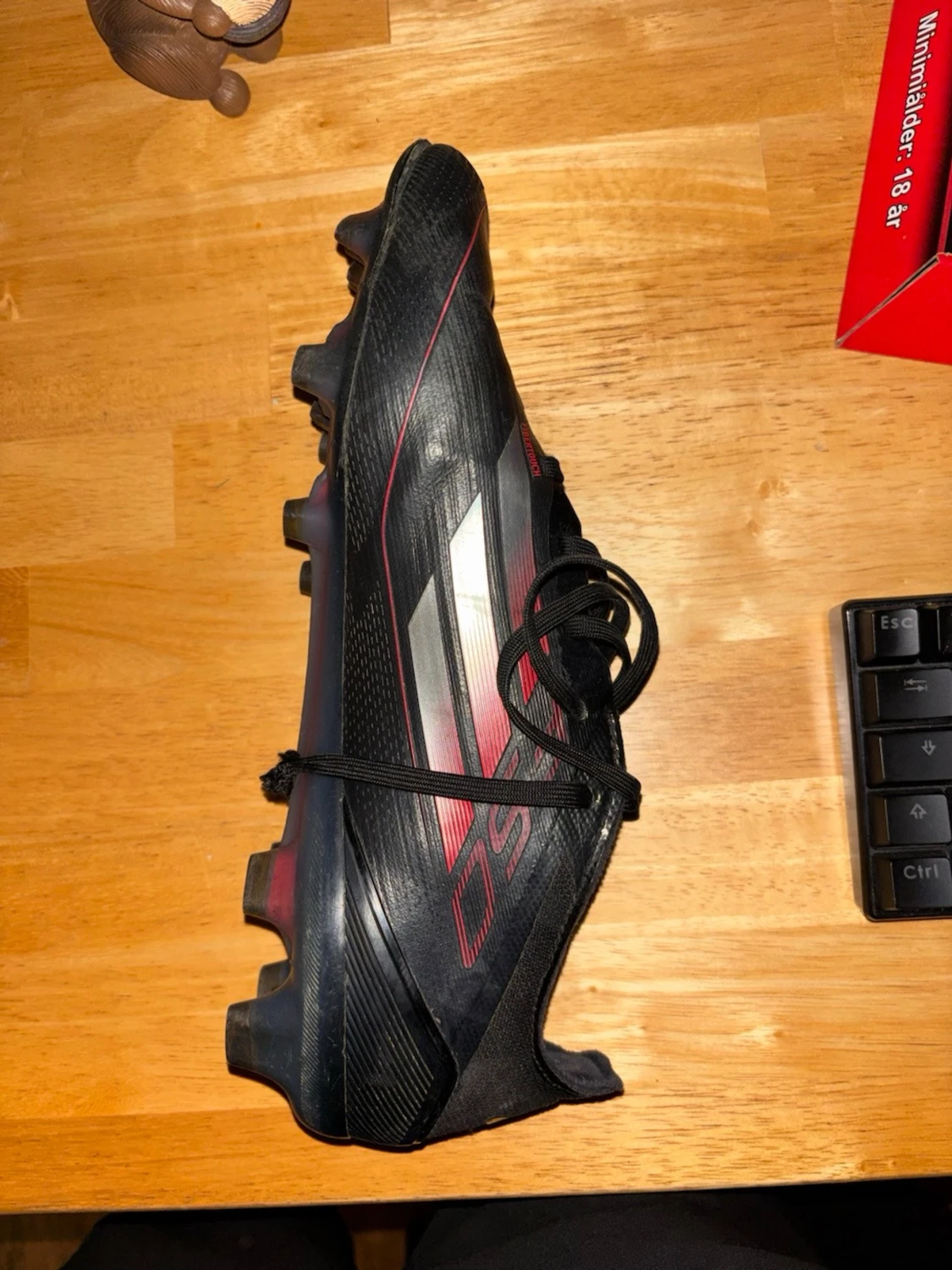 Svarta Adidas fotbollsskor med röd detalj - 2