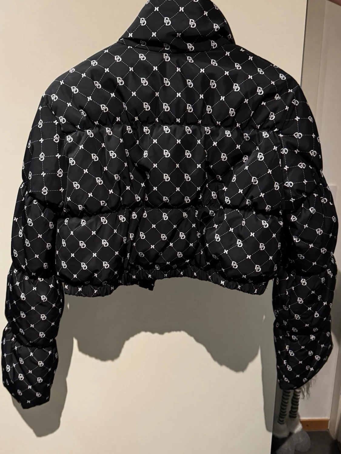 Svart croppad pufferjacka  - 1