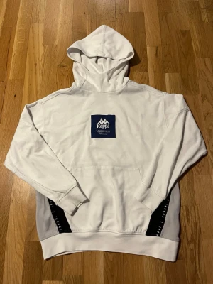 Kappa Hoddie - En vit kappa hoodie. Med luva. Väldigt skön hoodie luvan är perfekt. Den är använd men helt skick. 