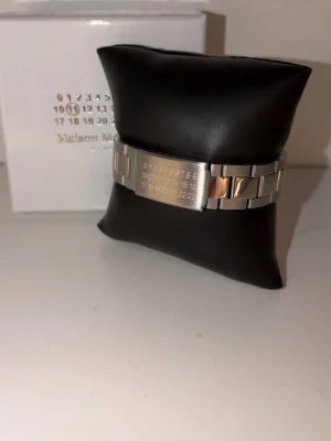 Maison Margiela armband  - Säljer ett snyggt Maison Margiela armband i rostfritt stål. Armbandet är i toppskick!
