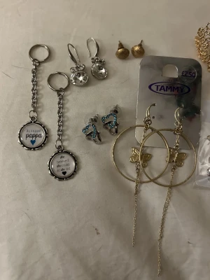 Örhängen/nyckelringar - Örhängen 12kr styck. Nyckelringar 15kr styck