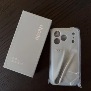 Rhode Mobilskal IPhone 17 PRO  - Säljer ett helt nytt och oanvänt mobilskal från Rhode. Läppglans ingår ej. Nypris 570kr.