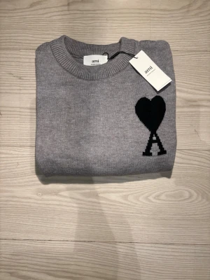 Ami Paris tröja - En riktigt fin AMI Paris tröja, perfekt till vintern | Nypris: 4000+ kr | Skick: 10/10 | Fick i julklapp men passade inte | Dustbag fås med | Självklart äkta ✅ | Storlek: M | Hör av er vid minsta fundering!🙌
