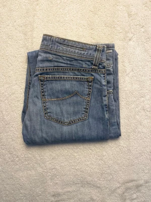 Jacob Cohën Jeans - Hej! Säljer nu dessa grymt feta Jacob Cohën Jeans. De har en riktigt snygg färg. Storlek 31. Passformen är slim fit. Ordinarie pris ligger på omkring 5000 kr. Hör av dig om du undrar något eller vill ha mått! 