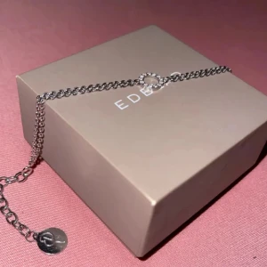 Silverarmband från Edblad (FRI FRAKT TILL 5/1)‼️ - Stilrent silverarmband från Edblad med tunn kedja och en glittrig cirkeldetalj i mitten. Armbandet har justerbar längd och en liten rund Edblad-tag vid låset. Sparsamt använd! (OBS! Box följer inte med & ingen retur) 💓