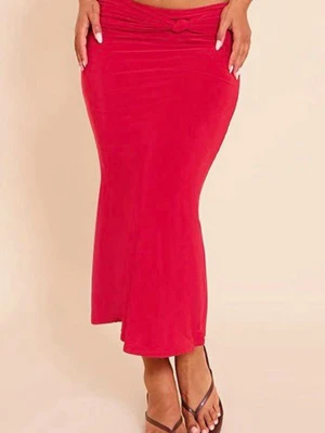 Röd midikjol - Röd midikjol, prislapp kvar! stl 10, motsvarar m. Tyvärr lite för tight för mig så måste sälja vidare! köpt för 499+frakt & tull!