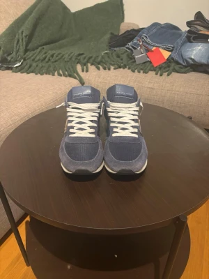 Philippe model trainers - Tjena, säljer dessa skor som aldrig kommer till användning. Skorna är i perfekt skick och i storlek 41! Vid köp medföljer bara skorna, box finns alltså inte. Hör av er vid funderingar!