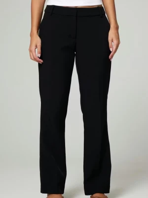 Svarta kostymbyxor från Bik Bok - Snygga svarta kostymbyxor från Bik Bok, petit och low waist. 