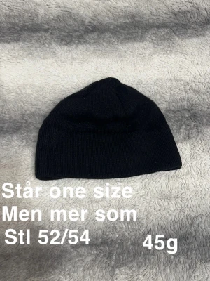 Mössa - Fint använt skick. Står one size men mer som 52/54.