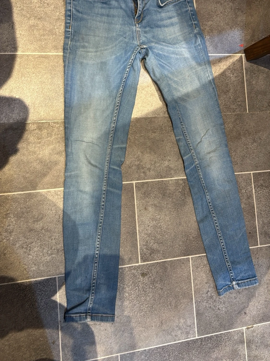 Blå skinny jeans från KRISTEN