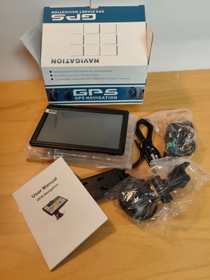 GPS Navigation - Ny Oanvänd  - GPS-navigator med stor pekskärm, komplett med fäste, laddkabel och användarmanual. Ny oanvänd och levereras i originalförpackning. Perfekt för bilresor med tydlig vägledning och enkel installation. Inga synliga defekter eller slitage.
