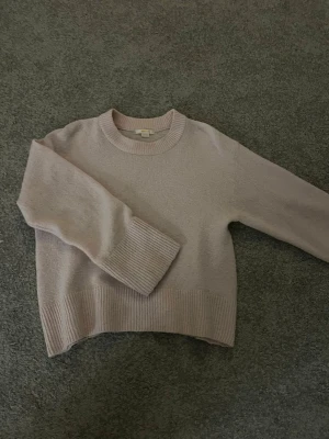 Stickad tröja  - Rosa stickad tröja från ginatricot i storlek 146/152 men passar xss/xs! 