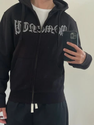 Rhinestone ziphoodie  - Svart Rhinestone ziphoodie. Storlek S.