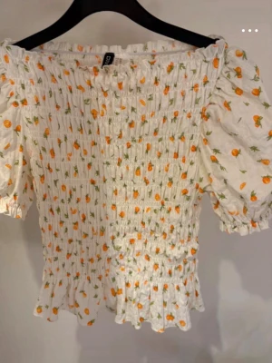 Vit blommig blus med puffärm - super söt, den populära blusen från hm. aldrig använd 💕💕💕