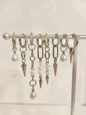 Örhängen  - Laika💕💕💕egengjorda och designade örhängen i rostfritt stål, gjorda med kärlek. 129 kr/par, 139 kr/ glittriga par. Erbjudande på alla örhängen på bild 4 & 5🥰 110 kr/par, 195 kr/2 par. Erbjudande bild 6: alla 4 paren på bilden för 270 kr 