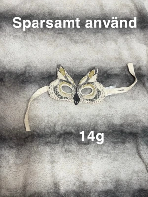 Newbie mask - Sparsamt använd. Har kardborreband att sätta ihop med
