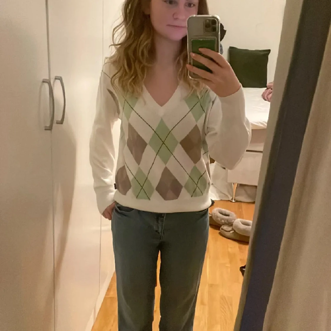 Vit rutig stickad tröja med v-ringning