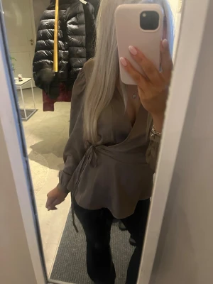 Blus  - Säljer nu denna jättefina blusen ifrån Vila, den är brun/champagne färgad, i st 36