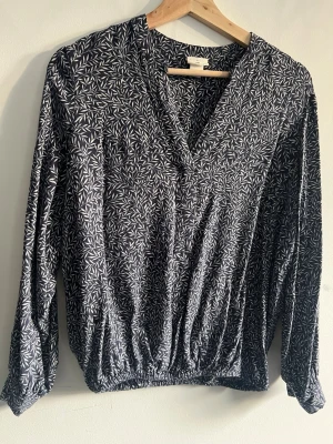 Blus - Fin blus i bra skick 