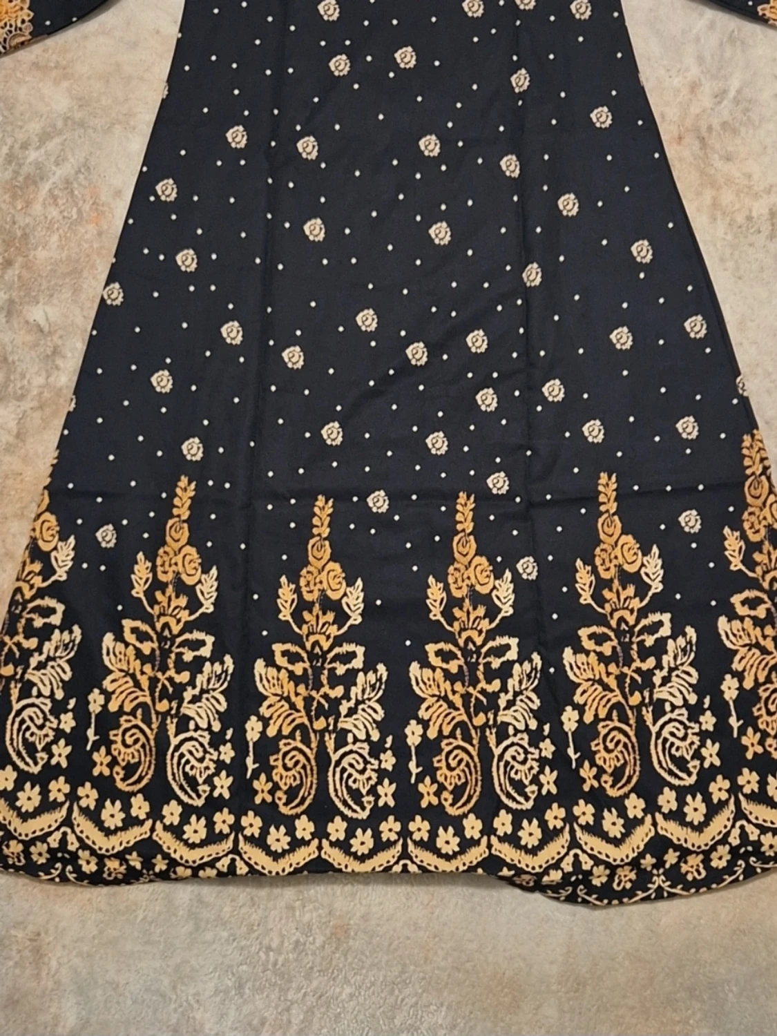 Svart långklänning med guldiga broderier - 3