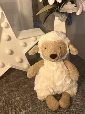 Lollie Lamb Jellycat  - Mjuk och söt Lollie Lamb Jellycat i nyskick  🥹🥯. Aldrig använd då den endast suttit som prydnad. Retired.