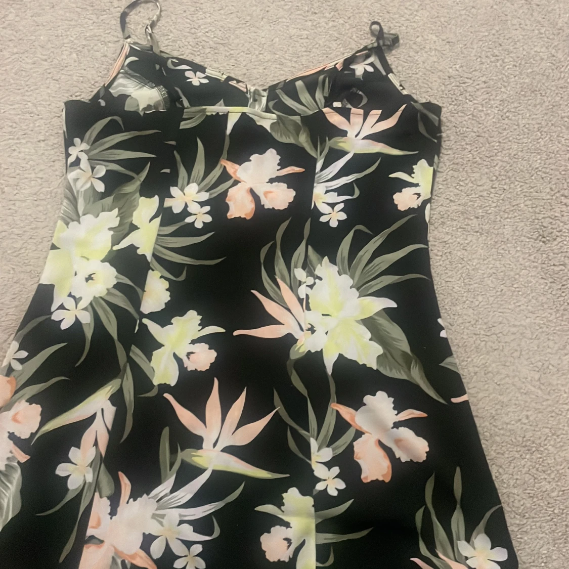 Svart långklänning med blommigt mönster - 3