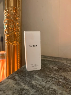 Medik8 Press & Clear BHA Toner - Säljer den TikTok- Virala Medik8 Press & Clear är en exfolierande toner med 2% BHA (salicylsyra) som kommer i en vit, stilren förpackning. Produkten är framtagen för att ge en klarare hud och innehåller även aloe vera och sötväxtextrakt. 