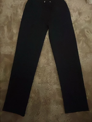 Svarta kostymbyxor från lager 157 - Svarta kostymbyxor från lager 157 med rak passform och resår i midjan. Byxorna har en enkel bakficka och är gjorda i ett slätt material som känns dressat. Perfekta om du vill ha en clean och stilren look.