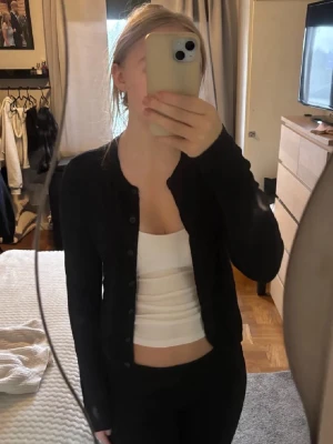 Svart kofta från 157, storlek M - Simpel svart kofta från 157 i storlek M. Koftan har knäppning framtill och långa ärmar, perfekt att slänga över ett linne eller t-shirt. (Sitter som en S) Använd 1 gång 