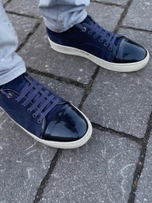 Lanvin skor - Säljer ett par feta lanvins. Skorna passar mig och jag har storlek 42,5 men kan passa 42 och 43 skulle jag säga. Dem är i bra skick och rkt fina skor. 