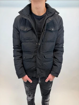 Woolrich Jacka  - Hej! Säljer nu denna väldigt snygga och eftertraktade Woolrich Fieldjacka!  Jackan är slutsåld överallt och går inte att få tag på… jackan är perfekt nu till vintern Storlek M  Ny pris: 6000 kr Säljs för: 1499 kr